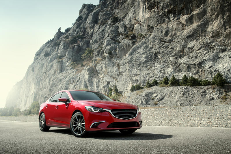 Mazda 6 na górskiej drodze